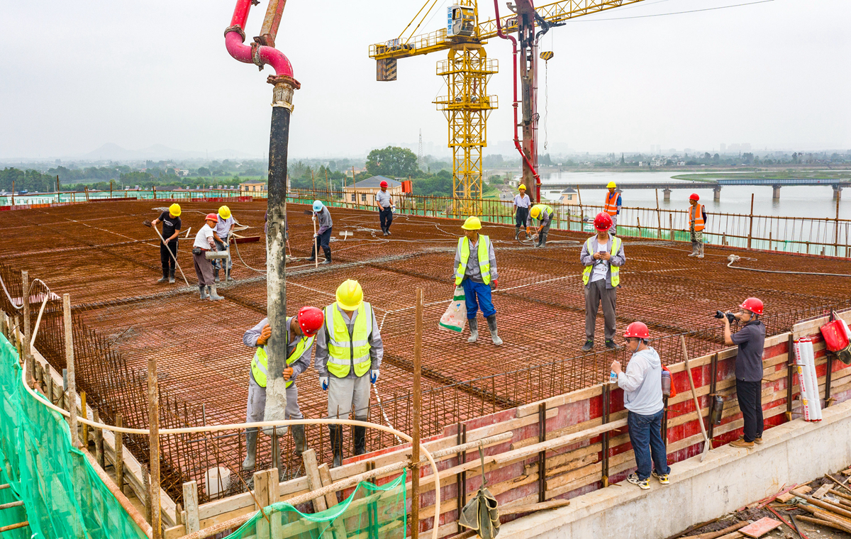2021年8月27日,芜湖市繁昌区峨溪河排洪新站工程建设施工现场,工人在